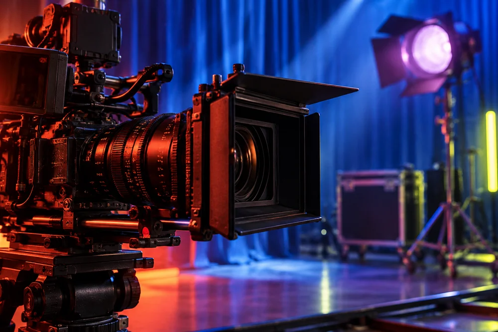 Detail einer professionellen Filmkamera in atmosphärischem Studiolicht